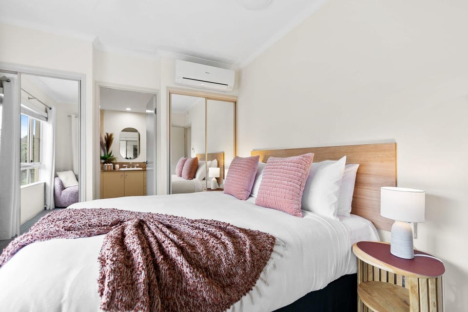 Lakeside Luxe Retreat - Pool View BBQ Spa Bath Apartment in Cairns