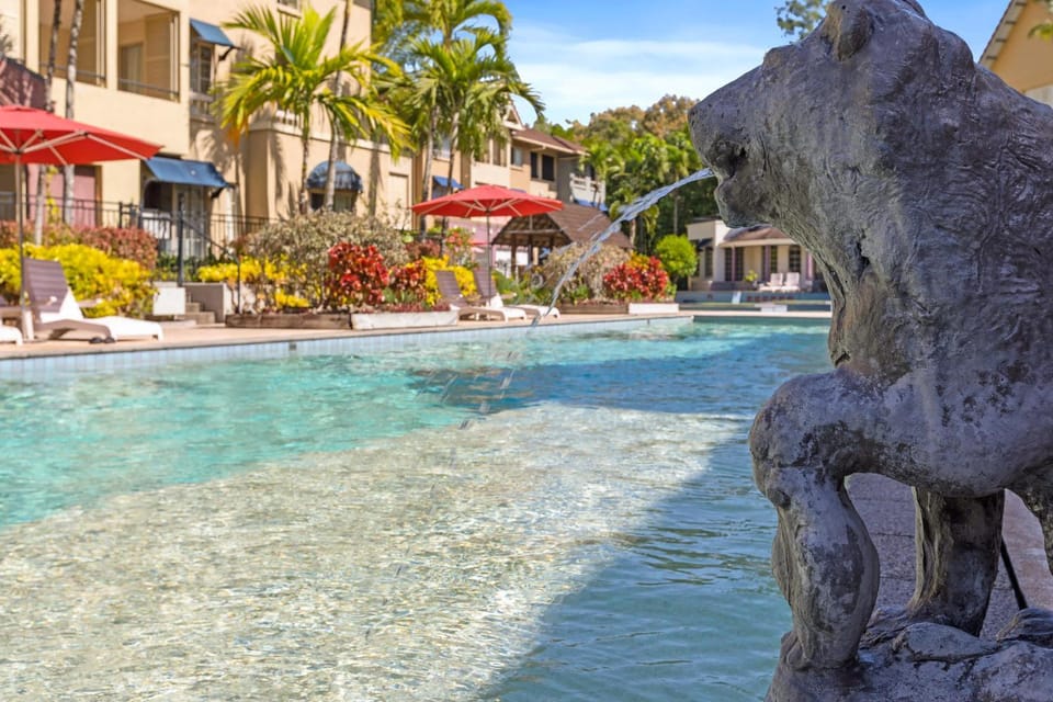 Lakeside Luxe Retreat - Pool View BBQ Spa Bath Apartment in Cairns