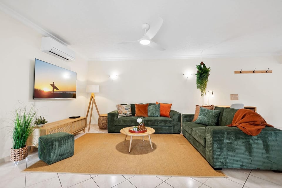 Lakeside Luxe Retreat - Pool View BBQ Spa Bath Apartment in Cairns
