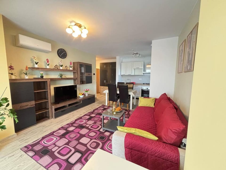 TV and multimedia, Living room, Photo of the whole room, Seating area, Dining area, Evening entertainment, air conditioner