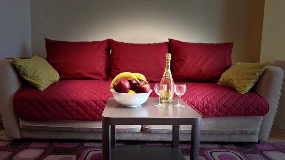 Living room, Food and drinks, Seating area, Food, Drinks