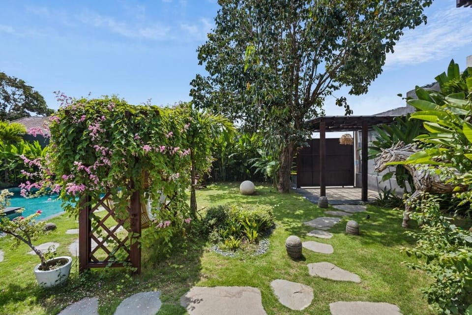Exclusive 4BR Villa Kito - Cinema, Sauna, Yoga and Pool Villa in Kuta Selatan