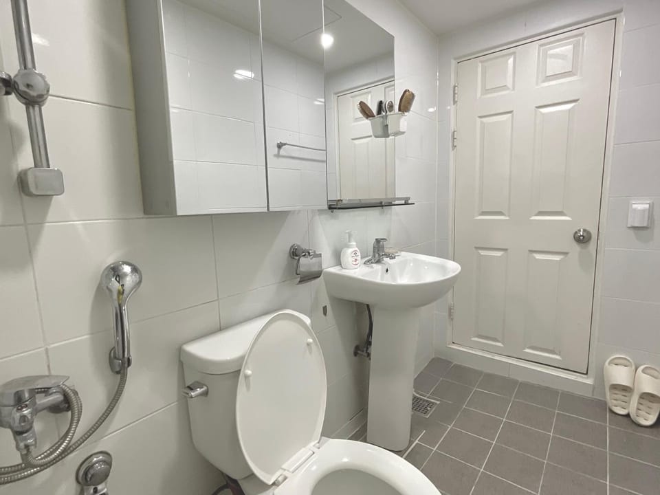 Shower, Toilet