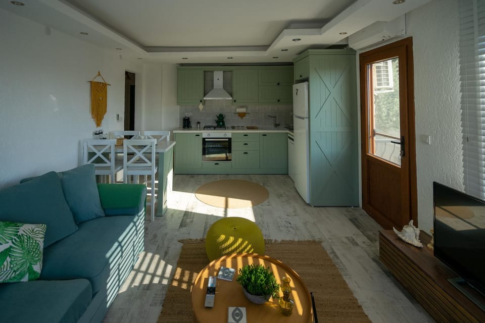 Kitchen or kitchenette, Living room, Seating area, Dining area, oven