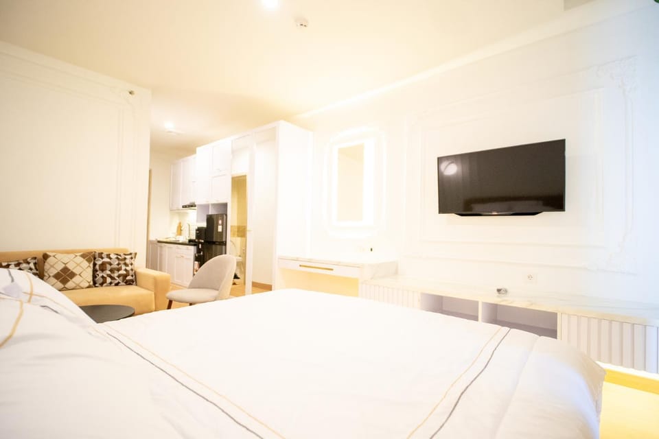 Bed, TV and multimedia, Seating area