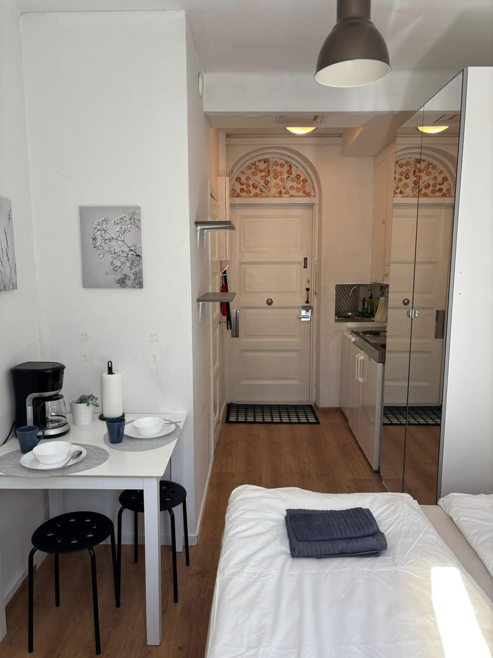 Bed, Coffee/tea facilities, Living room, Photo of the whole room, Decorative detail, Decorative detail, Seating area, Dining area, Bedroom, hair dryier, towels, wardrobe