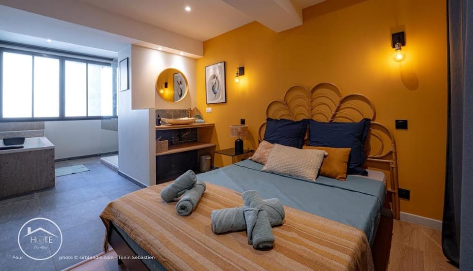 Bed, Photo of the whole room, Bedroom