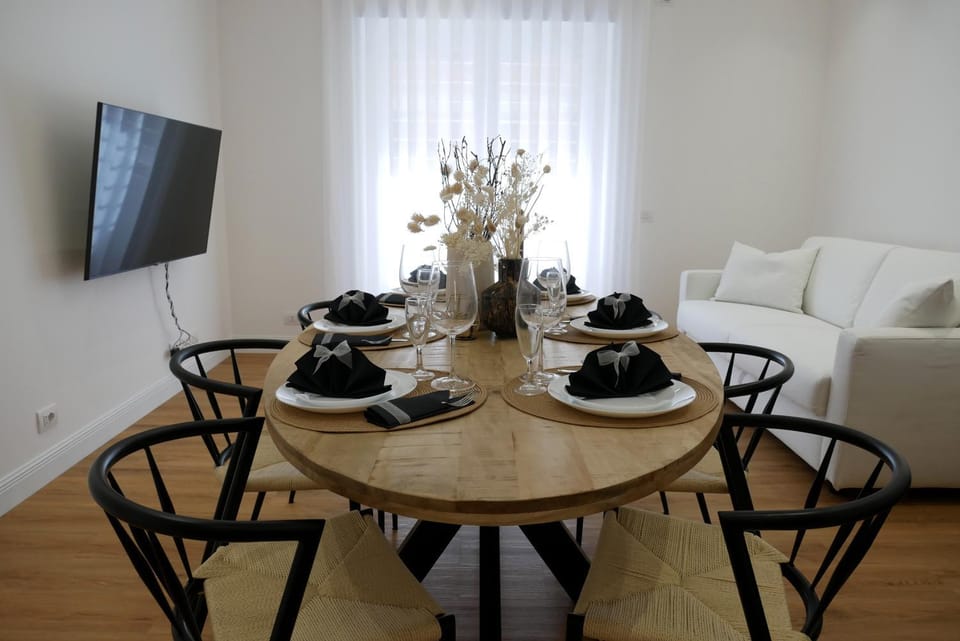 TV and multimedia, Living room, Seating area, Dining area