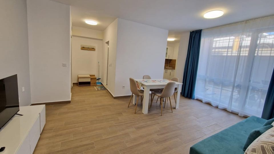 TV and multimedia, Seating area, Dining area
