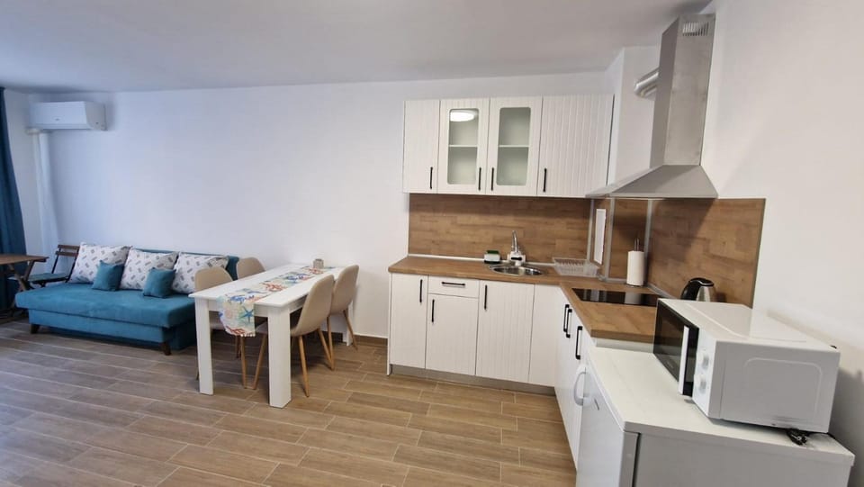 Kitchen or kitchenette, Seating area, Dining area, stove