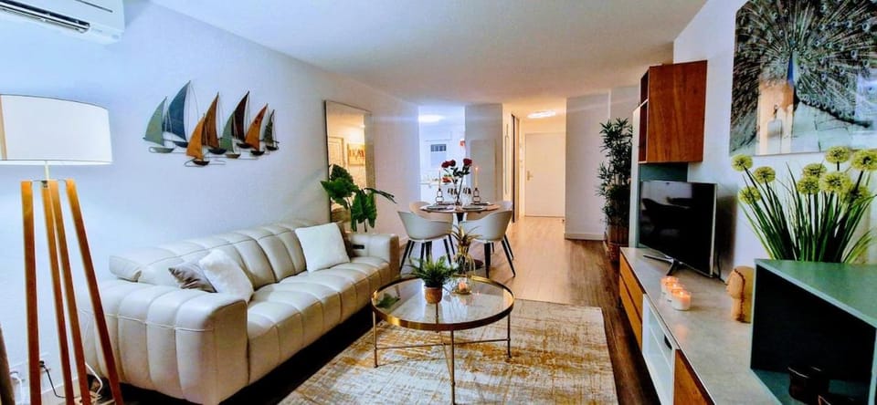 LE DOMAINE DU GOLFE, Vue Exceptionnelle, Standing, 2 parkings, Climatisation, Piscine, Tennis Apartment in Occitanie