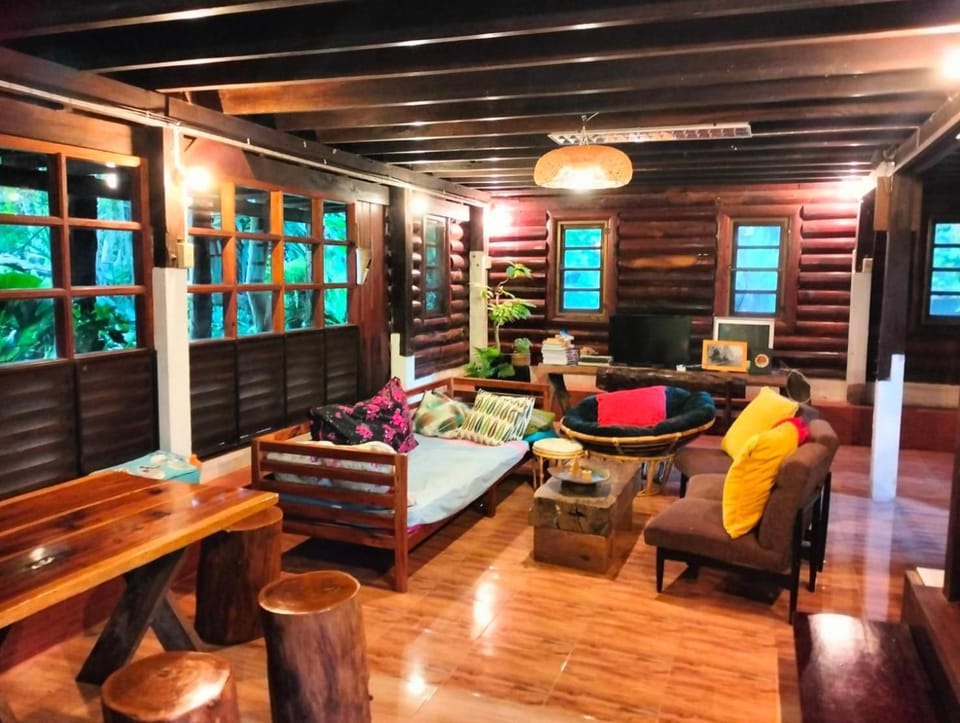 Communal lounge/ TV room, TV and multimedia, Living room, Banquet/Function facilities, Seating area, group of guests
