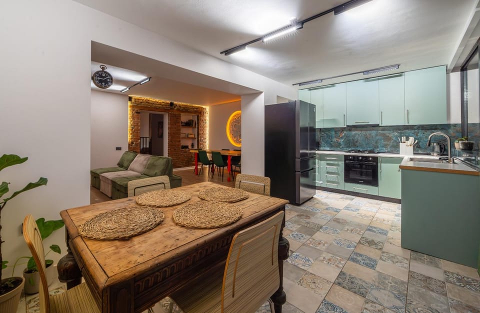 Kitchen or kitchenette, Dining area