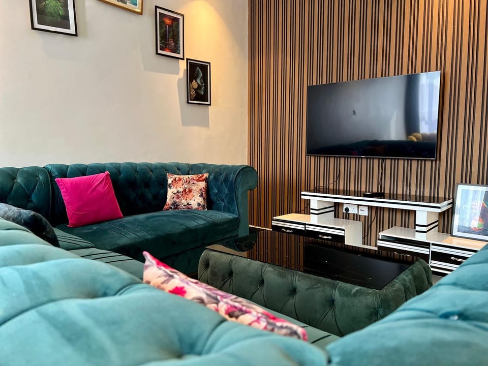 Communal lounge/ TV room, TV and multimedia, Living room, Seating area, Evening entertainment