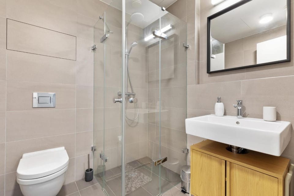 Shower, Toilet, Bathroom, towels