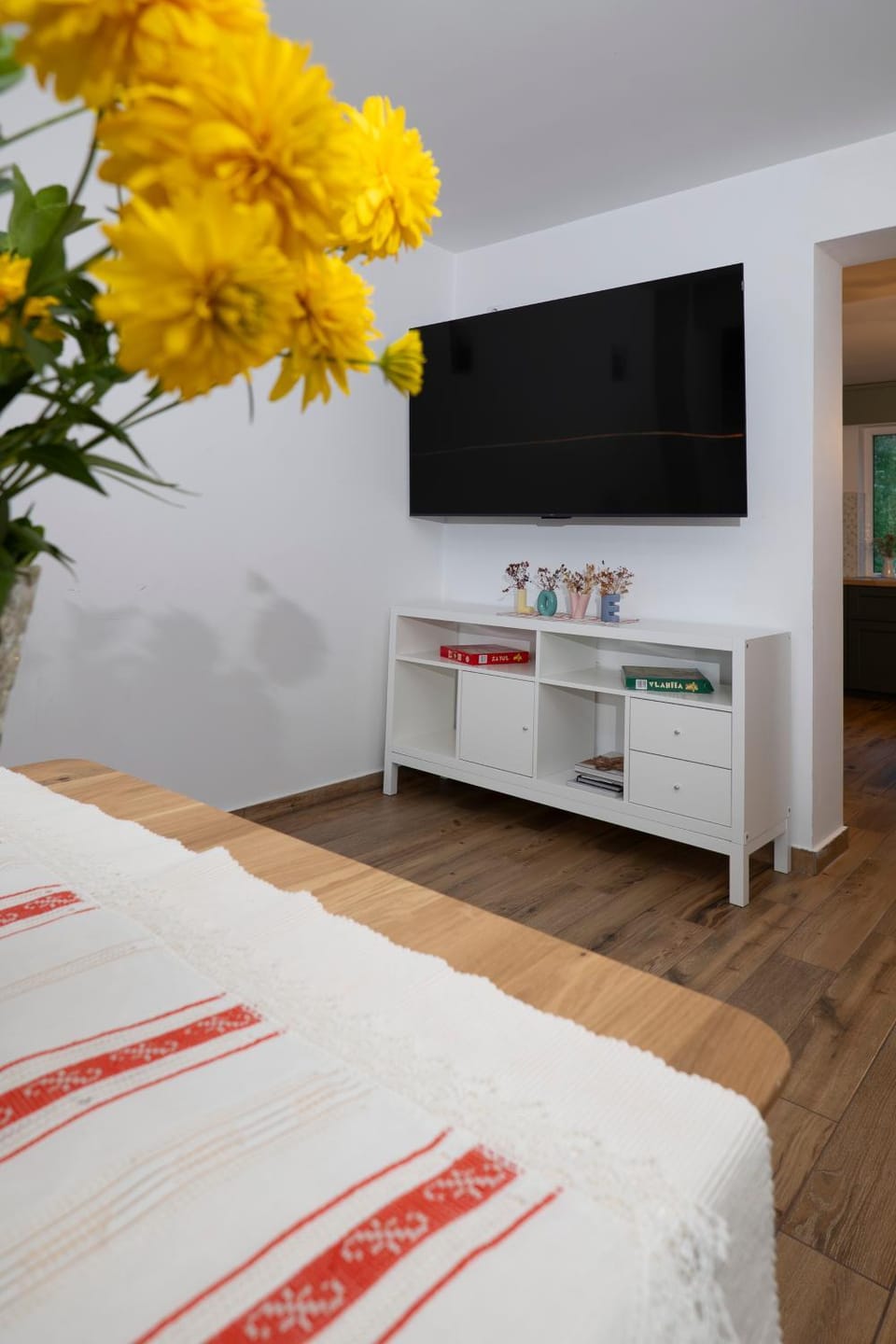 Communal lounge/ TV room, TV and multimedia, Seating area, Dining area