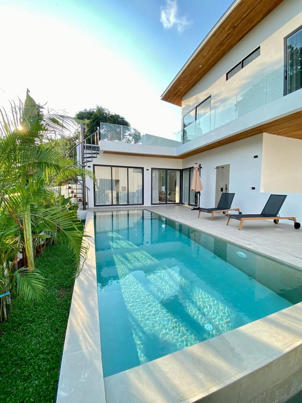 Property building, Patio, Day, Pool view, Swimming pool, Swimming pool, sunbed