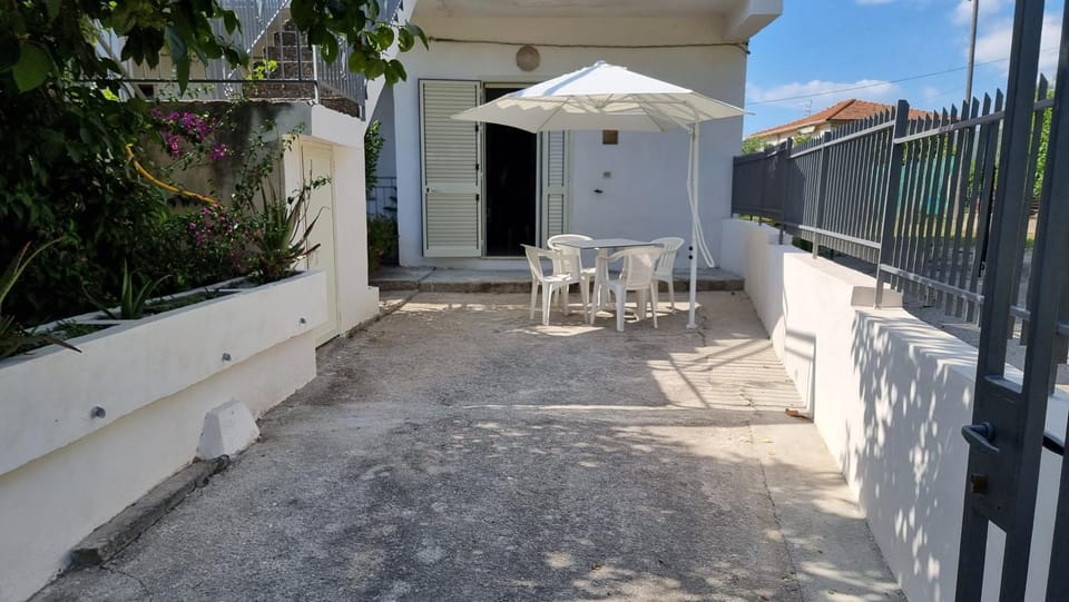 Property building, Day, Garden, Dining area