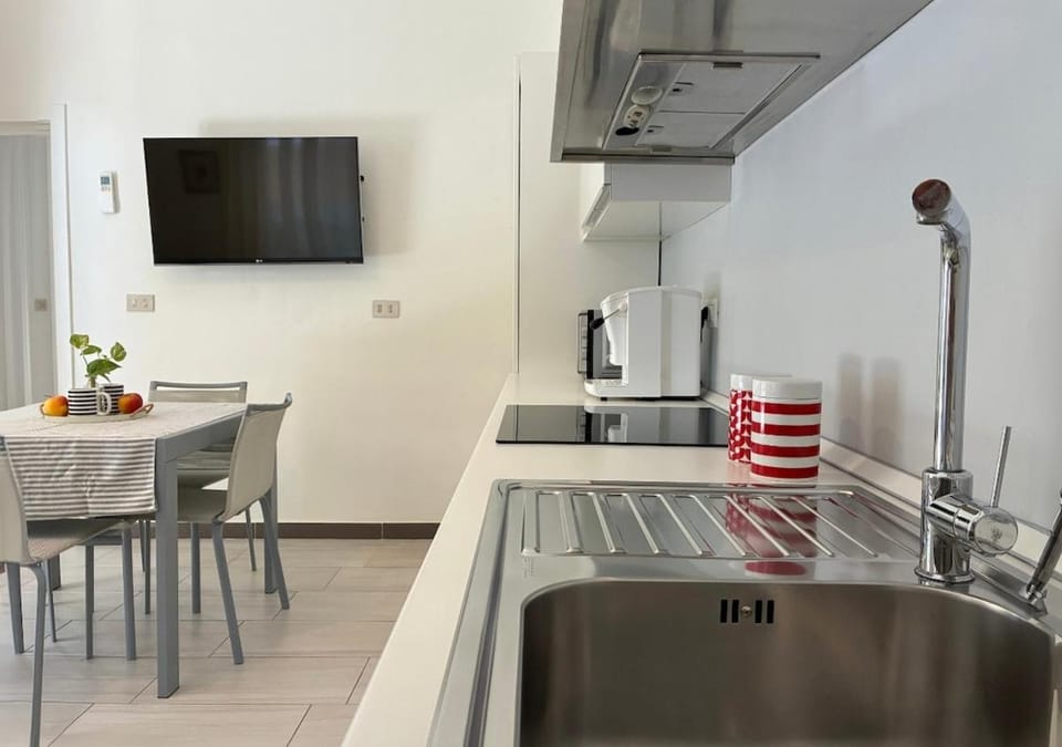 Kitchen or kitchenette, Dining area, oven, stove