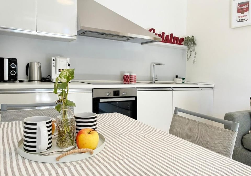 Kitchen or kitchenette, Dining area, stove