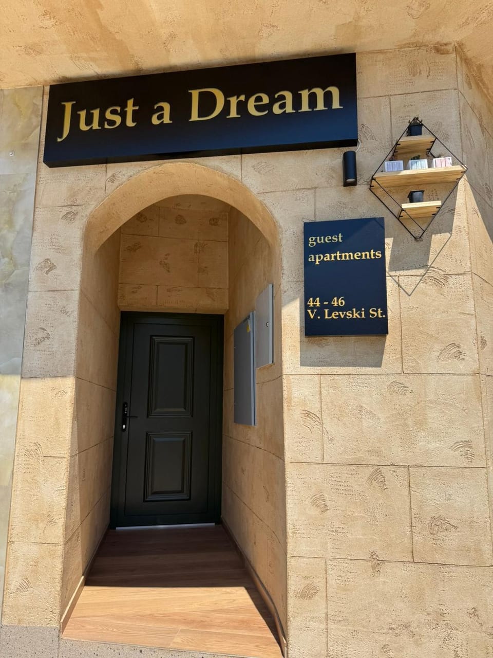 Facade/entrance