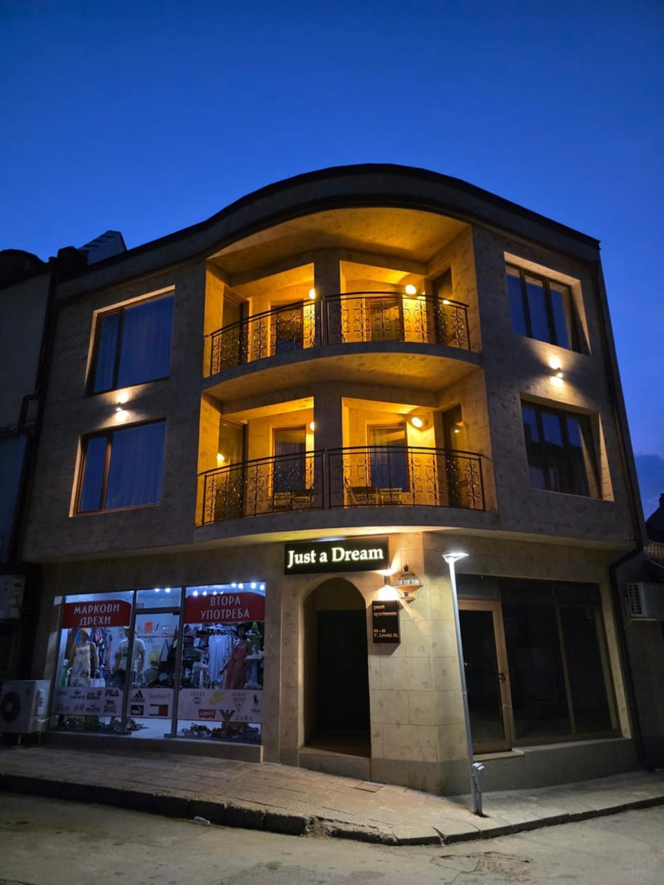 Facade/entrance