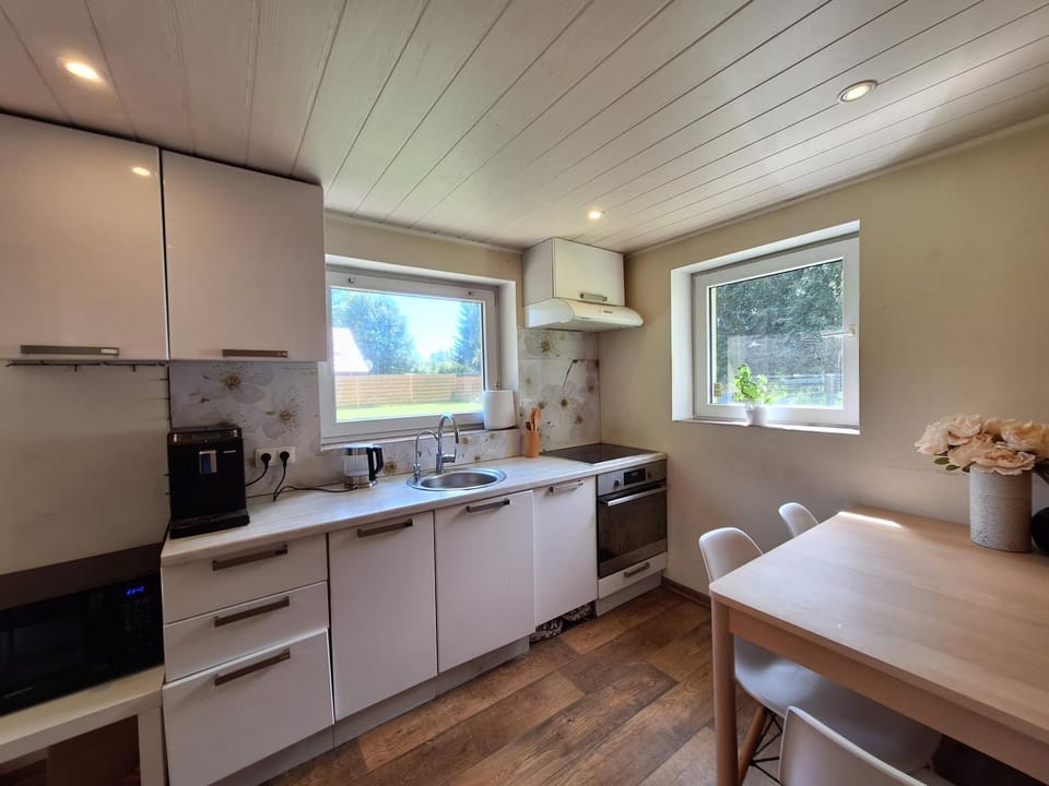 Coffee/tea facilities, Kitchen or kitchenette, Dining area, oven, stove