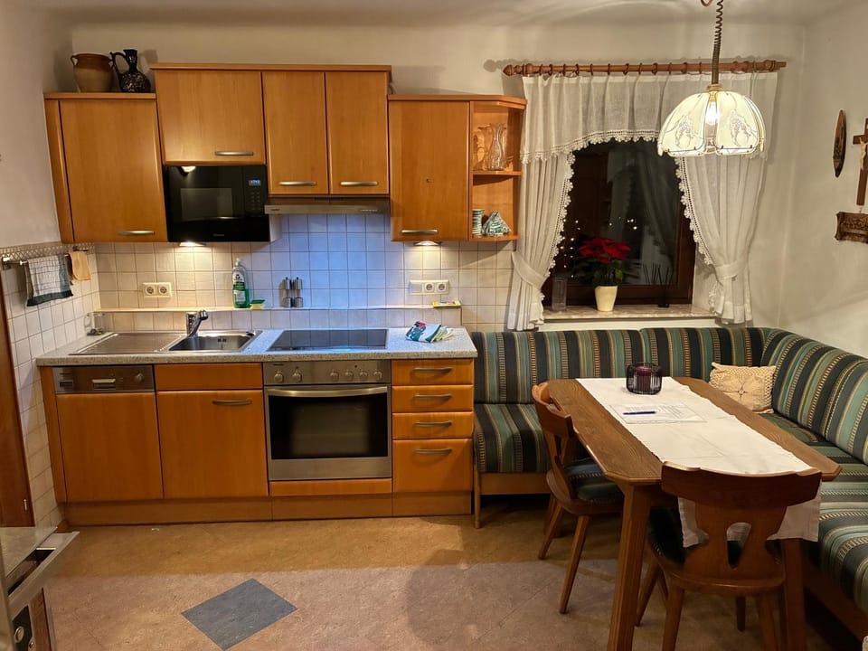 Kitchen or kitchenette, Dining area
