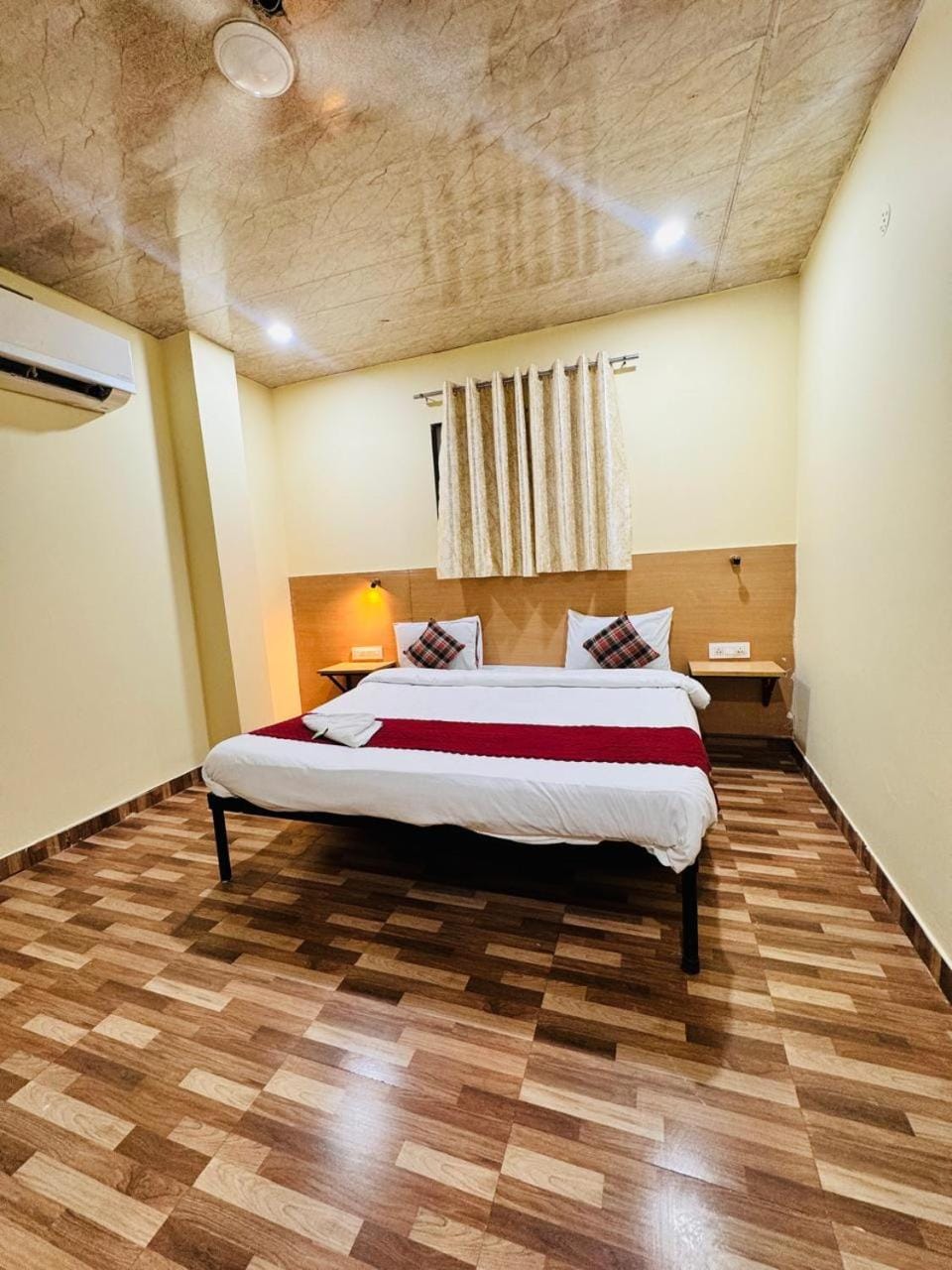 Bed, Photo of the whole room, Bedroom, air conditioner