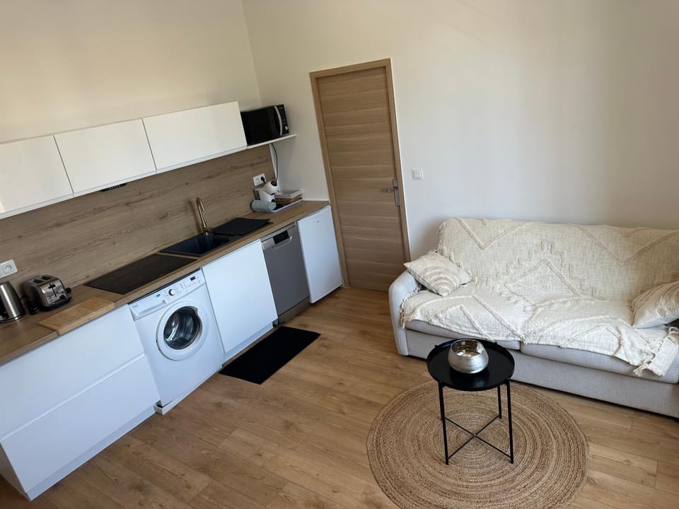 Coffee/tea facilities, Kitchen or kitchenette, Living room, microwave, stove, toaster, washing machine