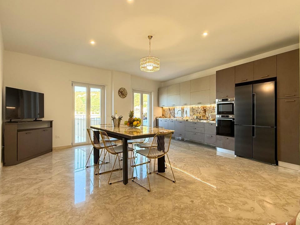 Kitchen or kitchenette, Dining area, stove