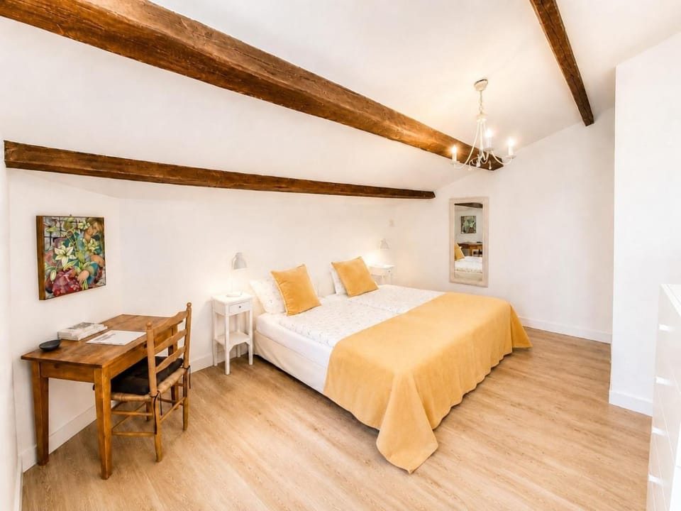 Bed, Photo of the whole room, Seating area, Bedroom