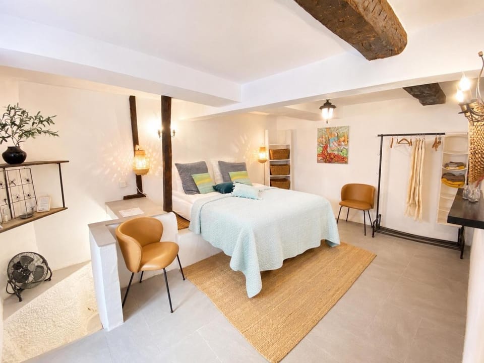 Bed, Photo of the whole room, Bedroom