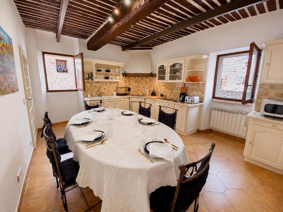 Coffee/tea facilities, Kitchen or kitchenette, Dining area, microwave, oven, stove, toaster