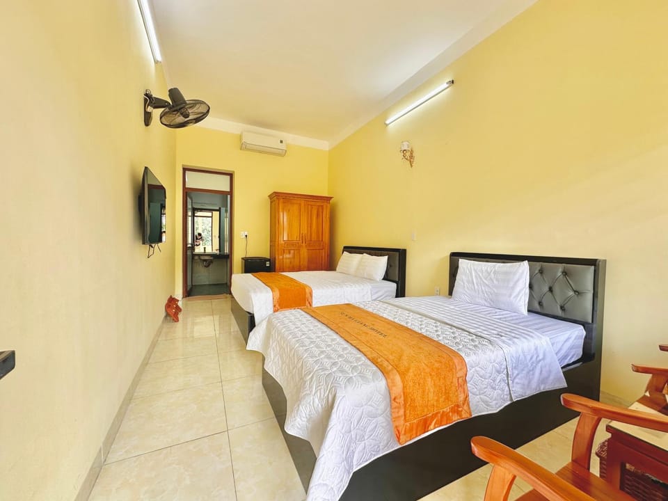 Shower, Bed, TV and multimedia, Bedroom, wardrobe, air conditioner
