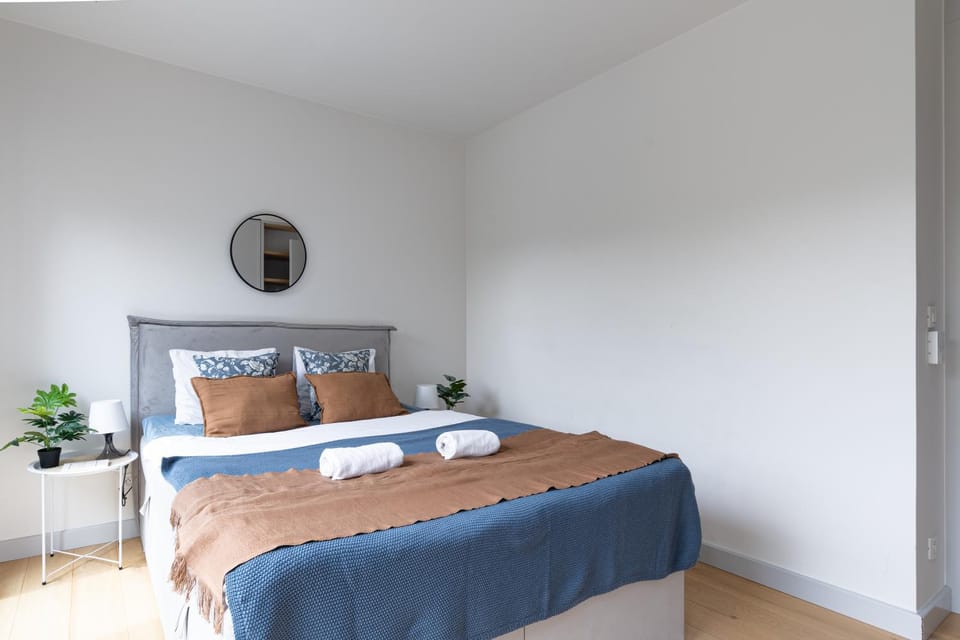 Bed, Bedroom, towels