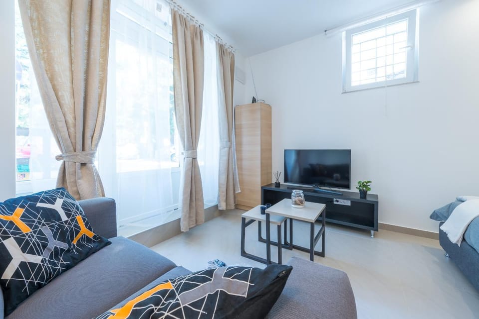 Bed, TV and multimedia, Living room, Seating area