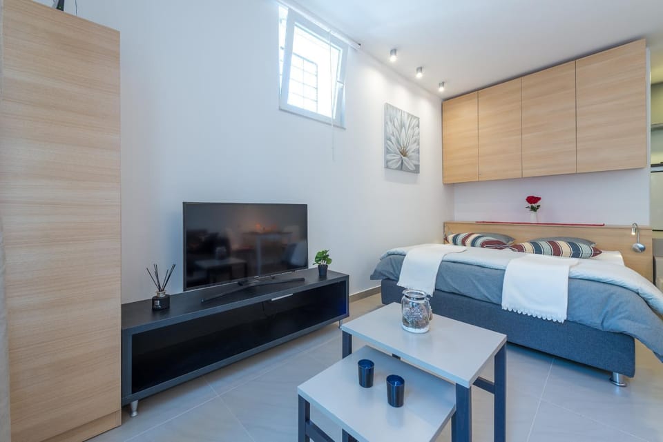 Bed, TV and multimedia, Living room