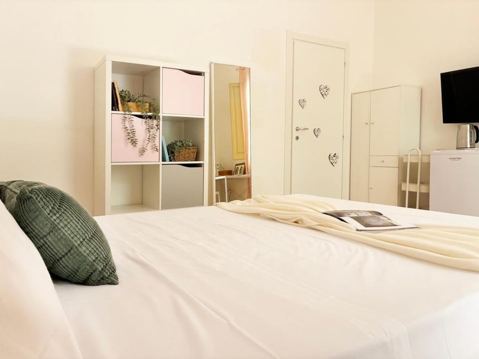 Bed, Photo of the whole room, wardrobe