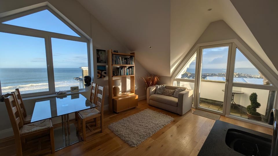 Seating area, Dining area, Sea view