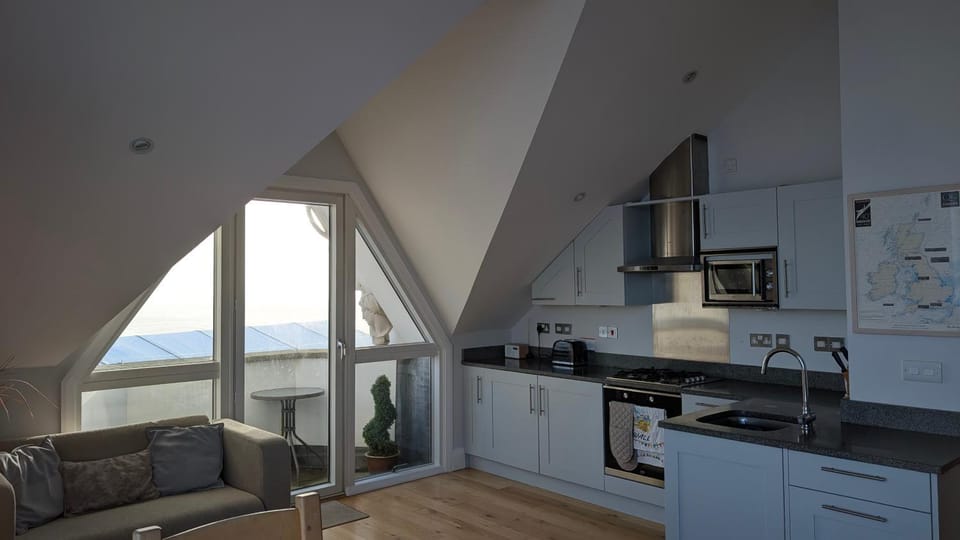 Coffee/tea facilities, Kitchen or kitchenette, dishwasher, stove, toaster