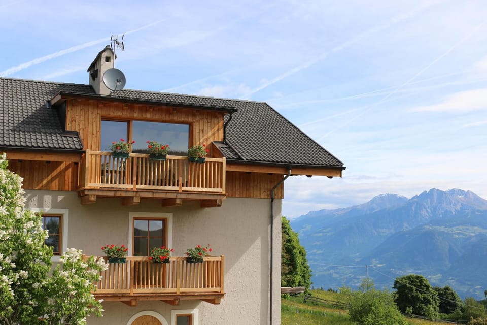 Property building, Spring, Day, Natural landscape, Bird's eye view, View (from property/room), Balcony/Terrace, Garden view, Mountain view