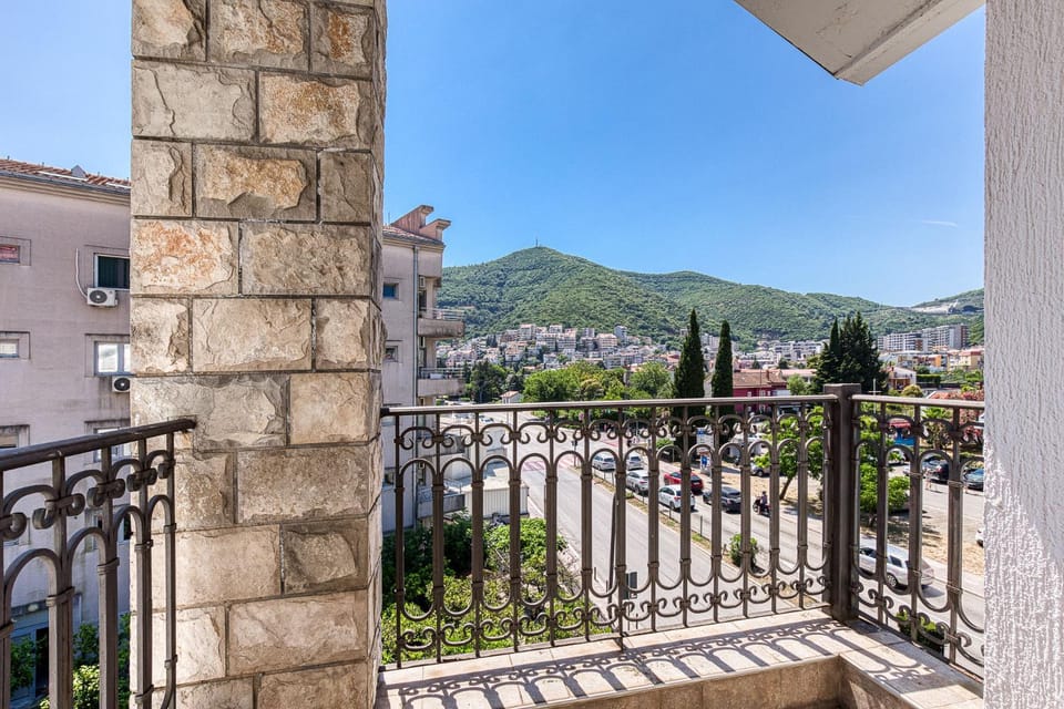 Property building, Nearby landmark, Day, Natural landscape, View (from property/room), Balcony/Terrace, Mountain view