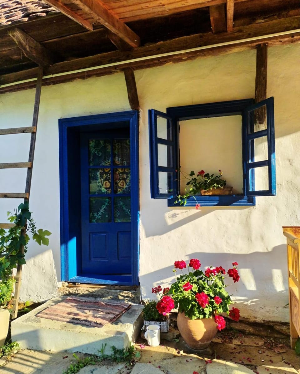 Property building, Facade/entrance, Day