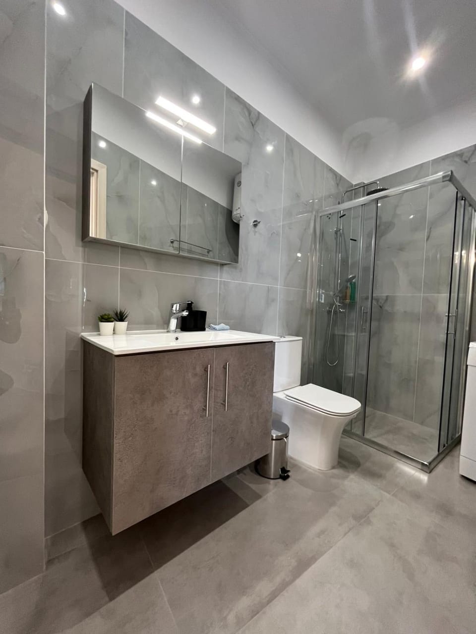 Shower, Toilet, towels