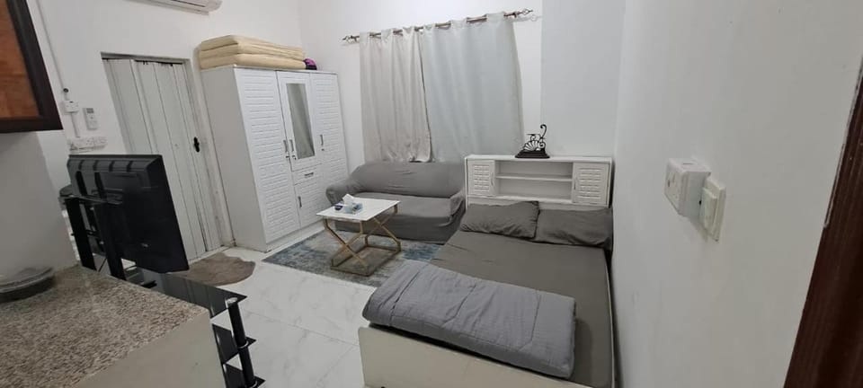 Bed, TV and multimedia, Seating area, Bedroom, wardrobe, air conditioner