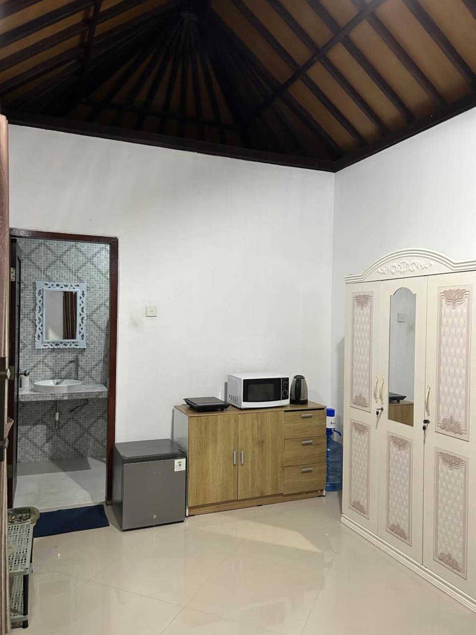 Kitchen or kitchenette, microwave, minibar, stove