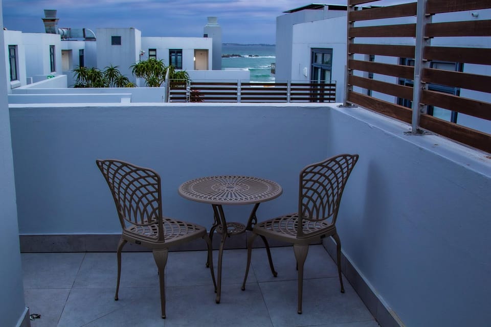 Beachfront Penthouse with patio and free parking Apartment in Cape Town