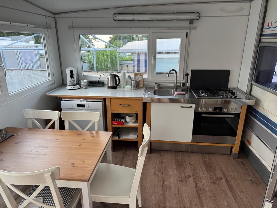 Kitchen or kitchenette, Dining area, stove