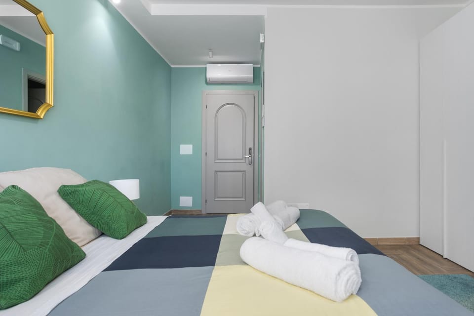 Bed, Bathroom, Bedroom, towels, towels, air conditioner